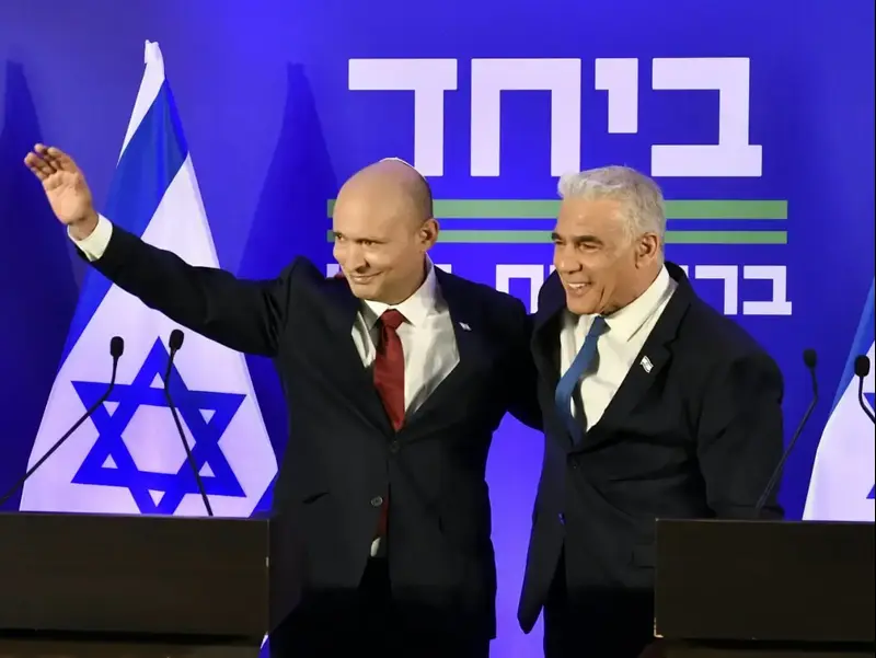 האיחוד של בנט ולפיד: מומנטום גדול, שאלות קשות