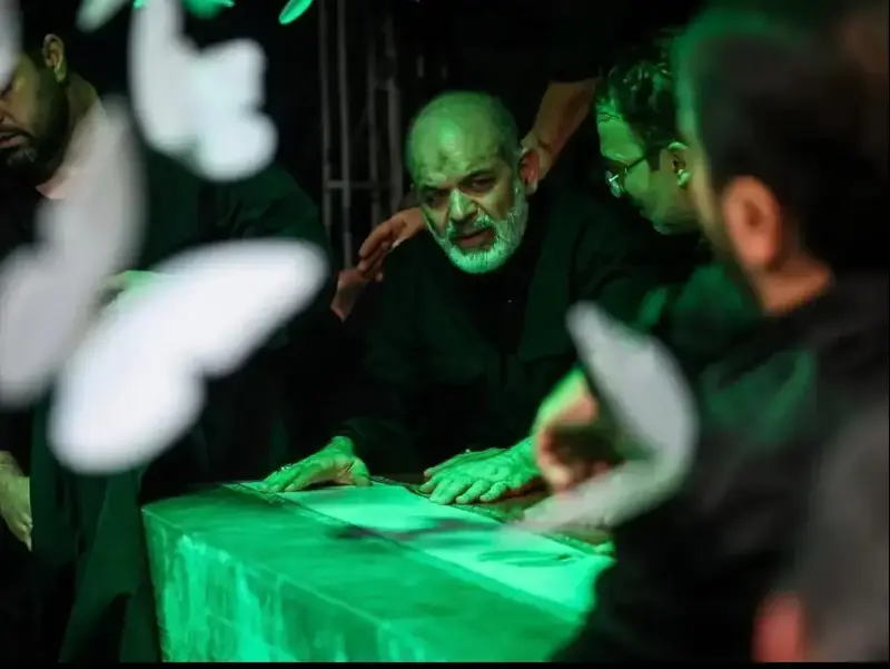 מפקד משמרות המהפכה אחמד וחידי מחבק את ארונו של חמינאי