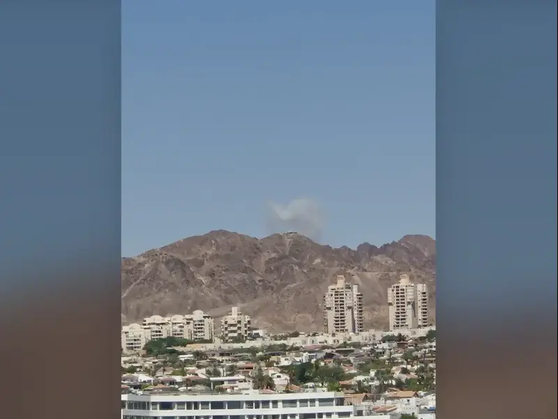 פיצוצים באילת בעקבות שיגורים מאיראן. פטריות עשן בעקבה