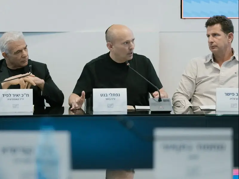 העניבה ירדה: המראה החדש של בנט, ומה זה אומר על הקמפיין