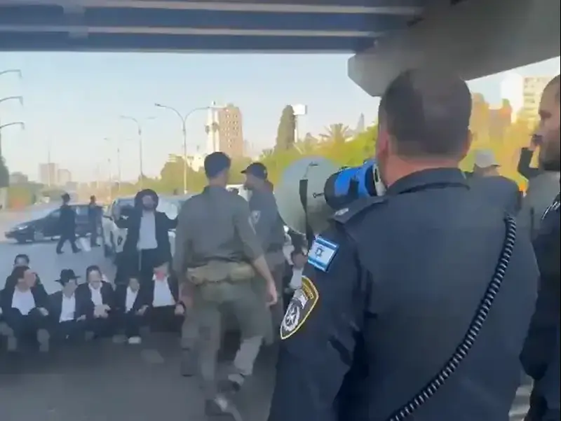הפגנת חרדים נגד מעצר עריק, כביש 4 כניסה לבני ברק, 12 באוגוסט 2026