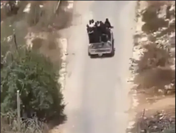 הפורעים עושים את דרכם לכפר קוסרה באמצעות טנדרים