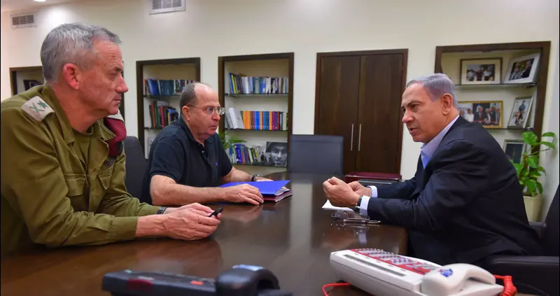 ראש הממשלה בנימין נתניהו עם שר הביטחון יעלון והרמטכ"ל גנץ בהערכת מצב בקריה, יולי 2014