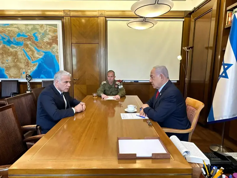 ראש הממשלה בנימין נתניהו נפגש עם ראש האופוזיציה יאיר לפיד בנוכחות המזכיר הצבאי, האלוף אבי גיל, 10 במאי 2023