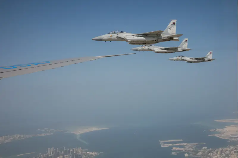 חברי משמר הכבוד עומדים ביום ביקורו של נשיא ארה"ב דונלד טראמפ בדוחא, קטאר, 14 במאי 2025