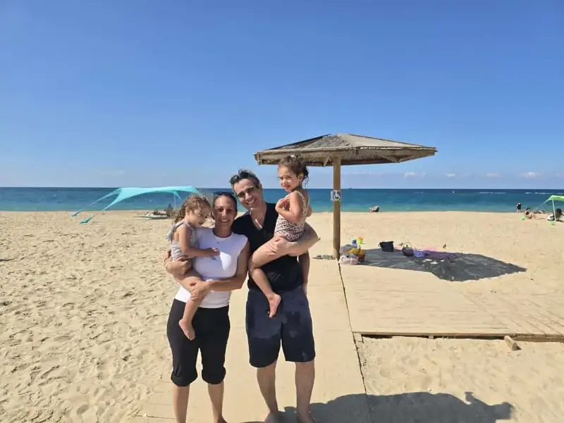 לישי, עמרי רוני ועלמא לביא בחוף הים