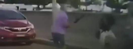 תיעוד מאבק עם המחבל שביצע את הפיגוע בבונדי ביץ' אוסטרליה