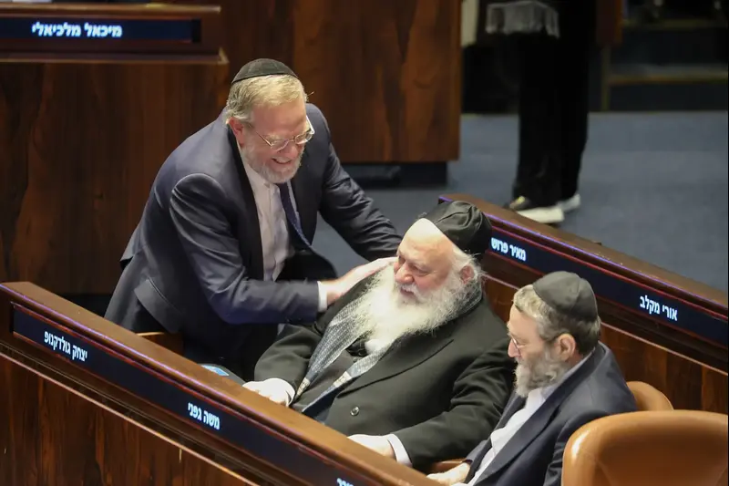 חברי הכנסת יצחק גולדקנופף, משה גפני ויצחק פינדרוס בזמן אישור תקציב המדינה