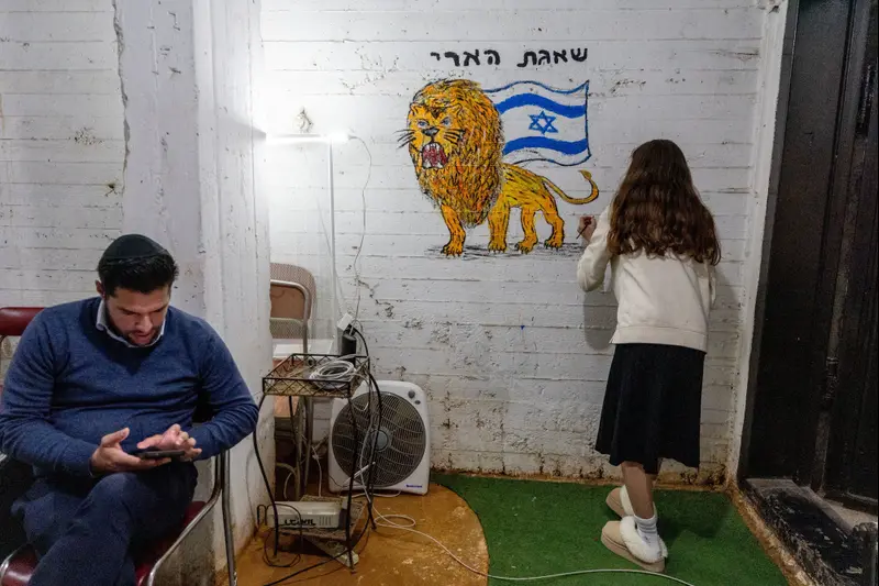 נערה מאיירת אריה שואג, מקלט ציבורי, פתח תקווה, 2 במרץ 2026