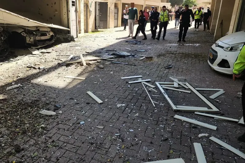 רסיס שפגע בבניין במרכז הארץ