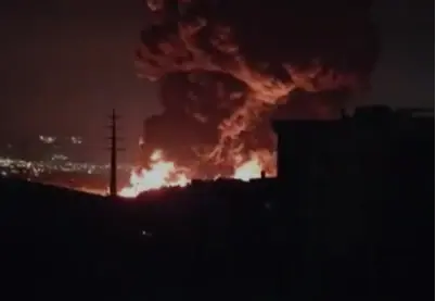 עשן מיתמר לאחר תקיפת חיל האויר, טהרן, איראן, 7 במרץ 2026