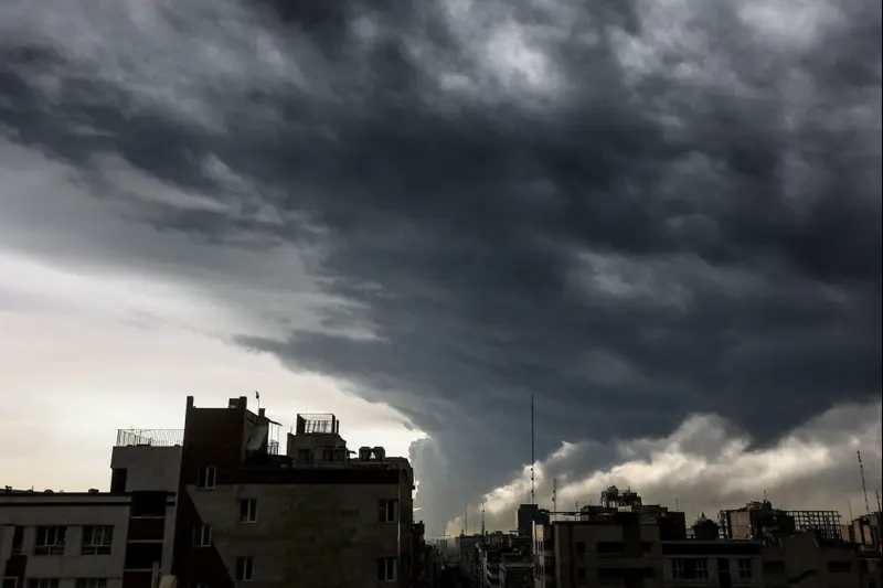 שמי טהרן השחורים בעקבות תקיפות מאגרי הדלק