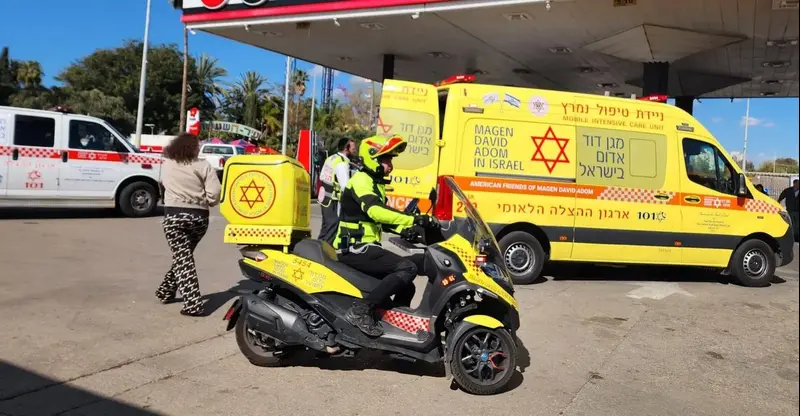אמבולנס בזירת נפילת שברי היירוט מתל אביב