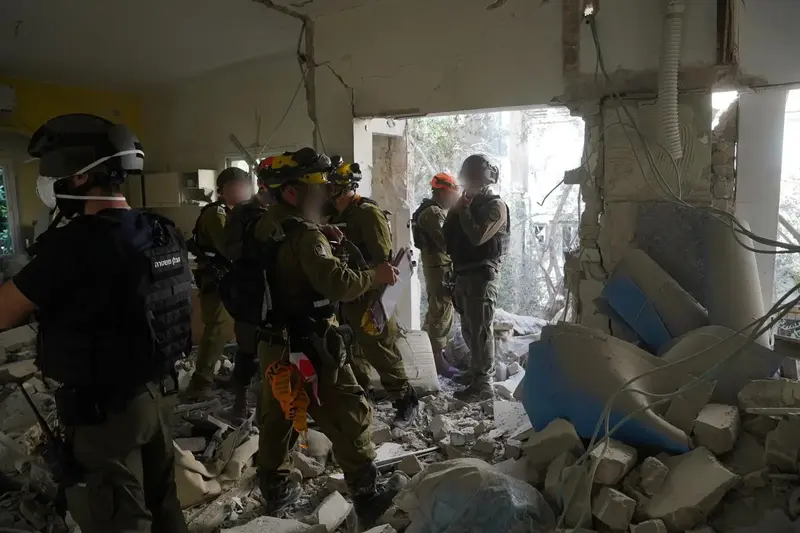 אנשי פיקוד העורף בזירת נפילת רסיס במרכז הארץ