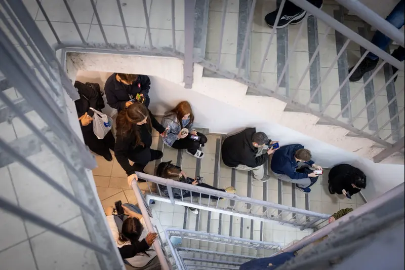 אנשים תופסים מחסה בחדר מדרגות, ת"א, 9 במרץ 2026