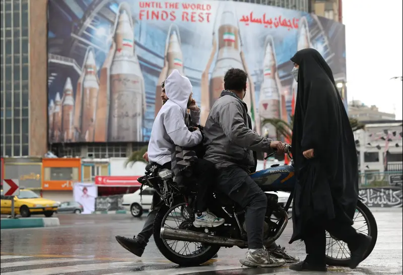 שלט חוצות של טילים איראניים בטהרן, איראן, 16 במרץ 2026