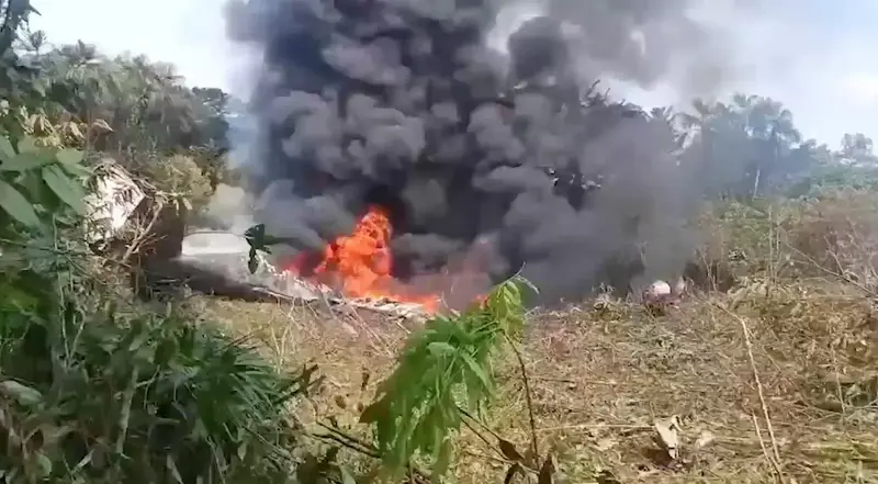 שרידים בוערים של מטוס הרקולס של חיל האוויר של קולומביה אחרי שהתרסק, 23 במרץ 2026