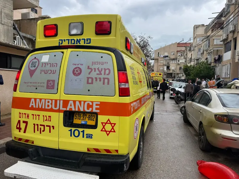 כוחות מגן דוד אדום בזירת הנפילה בבני ברק