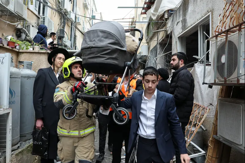 פינוי עגלת תינוק מזירת נפילה בבני ברק