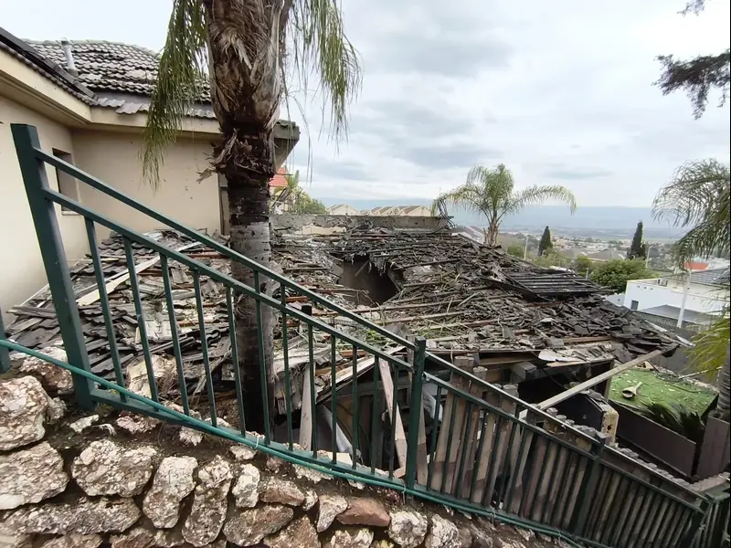 פגיעת רסיסים בקריית שמונה בעקבות מטחים ששוגרו מלבנון, 2.4.2026