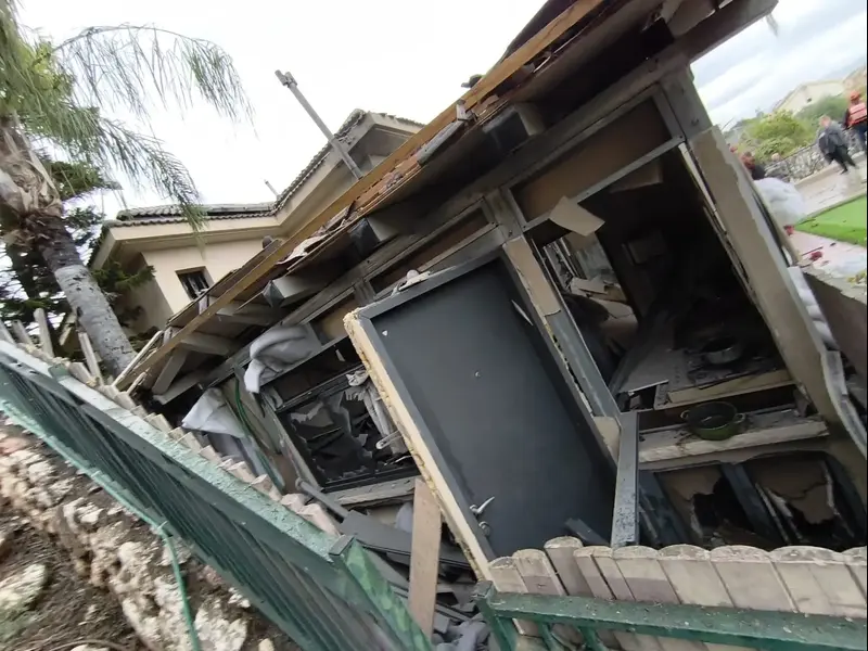 פגיעת רסיסים בקריית שמונה בעקבות מטחים ששוגרו מלבנון, 2.4.2026