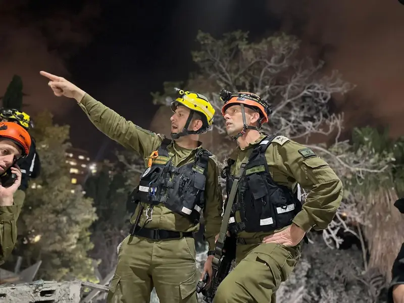 צוותי פיקוד העורף בזירת הנפילה בחיפה