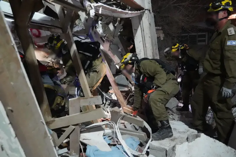 צוותי פיקוד העורף בזירת הנפילה בחיפה, 6 באפריל 2025