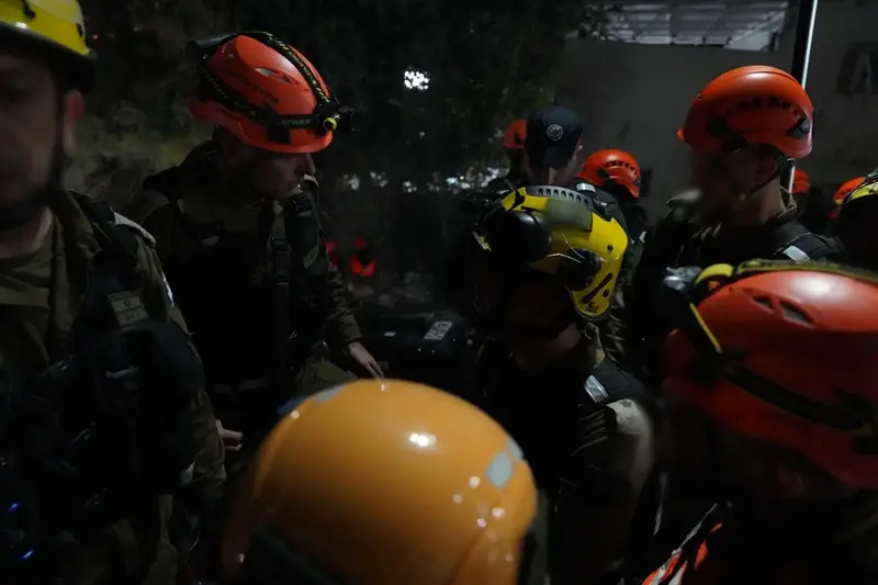 צוותי פיקוד העורף בזירת הנפילה בחיפה, 6 באפריל 2025