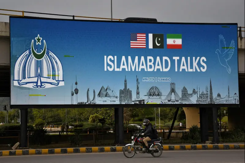 שלטים בבירת פקיסטן, איסלאמבאד, לפני תחילת השיחות בין איראן לארצות הברית