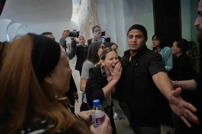 מהומה בזמן דיון בעתירה בדרישה להקים ועדת חקירה ממלכתית לאירועי 7 באוקטובר, ביהמ"ש העליון, 23 באפריל 2026