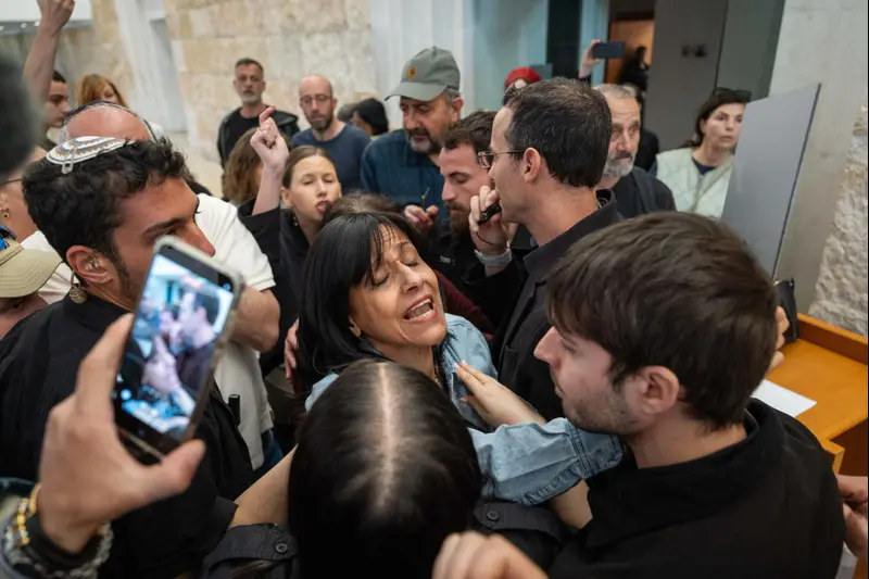 מהומה בזמן דיון בעתירה בדרישה להקים ועדת חקירה ממלכתית לאירועי 7 באוקטובר, ביהמ"ש העליון, 23 באפריל 2026