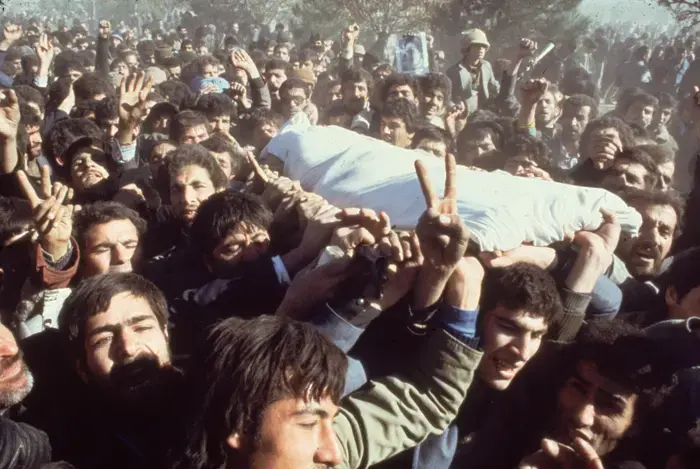 מפגינים בטהרן במהלך המהפכה האיסלמית, ינואר 1979