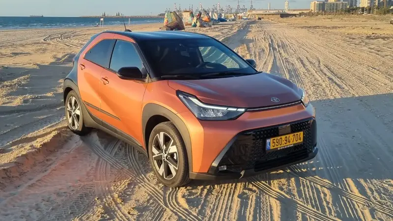 טויוטה אייגו X היברידית: חסכון בדלק בעידן של התייקרויות