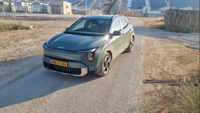 הסטוניק מתחשמל: קיה מציגה קרוסאובר היברידי קומפקטי