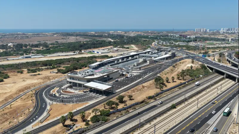 חניון ענק ושאטלים חשמליים: הפתרון לפקקים מגיע לראשון